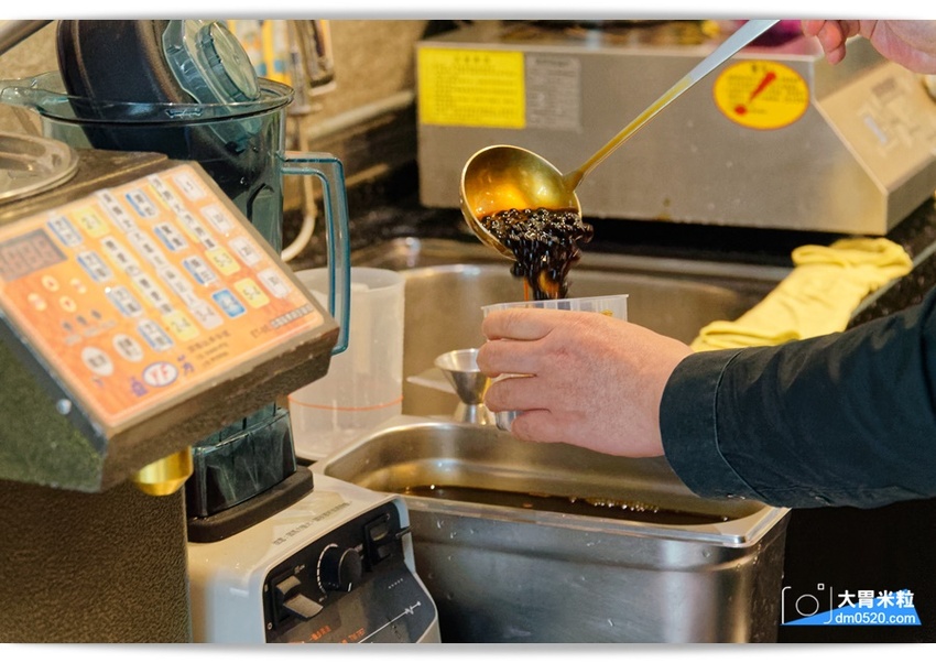 創意港式甜品x台式手搖,糖朝甜品屋,台北101新登場,必喝黑磚柴燒珍奶芝花,港式豆腐花,搭配專利環保杯,在家也能蓋出101,台北101美食推薦, - 大胃米粒 DAVID & MILLY