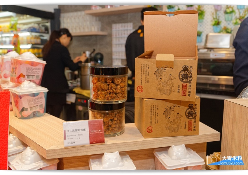 創意港式甜品x台式手搖,糖朝甜品屋,台北101新登場,必喝黑磚柴燒珍奶芝花,港式豆腐花,搭配專利環保杯,在家也能蓋出101,台北101美食推薦, - 大胃米粒 DAVID & MILLY