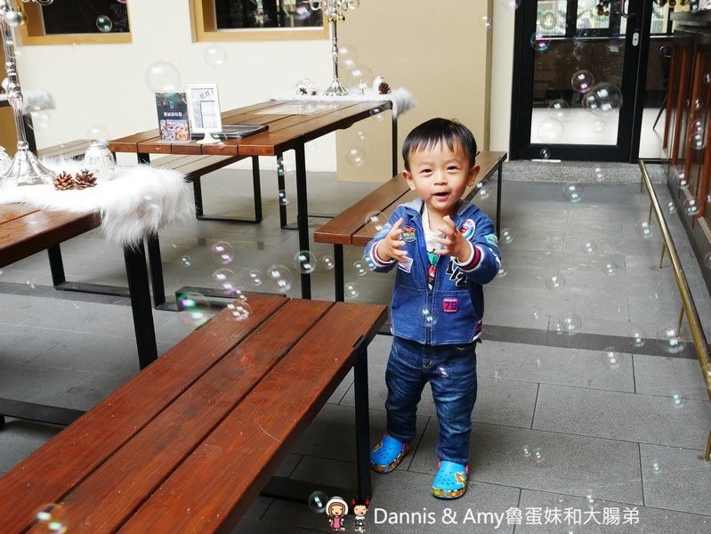 《南投景點》蔡氏釀酒精釀酒廠。隱身草屯的絕美觀光工廠。不出國也能欣賞歐洲景緻品嚐精釀美酒享受聖誕大餐｜（影片）