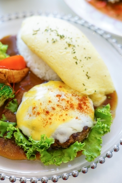跳躍的宅男 - [花蓮美食]粉色系夢幻少女風超好拍 日式半熟蛋包飯推薦 自製彩虹千層蛋糕好吃又好看-Unicorn獨角獸洋食館