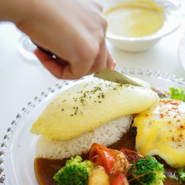 跳躍的宅男 - [花蓮美食]粉色系夢幻少女風超好拍 日式半熟蛋包飯推薦 自製彩虹千層蛋糕好吃又好看-Unicorn獨角獸洋食館