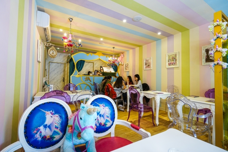 跳躍的宅男 - [花蓮美食]粉色系夢幻少女風超好拍 日式半熟蛋包飯推薦 自製彩虹千層蛋糕好吃又好看-Unicorn獨角獸洋食館