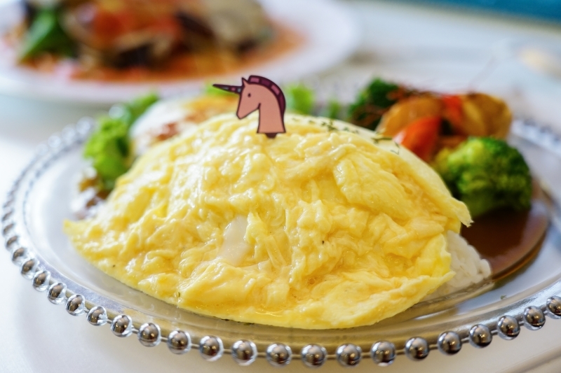 跳躍的宅男 - [花蓮美食]粉色系夢幻少女風超好拍 日式半熟蛋包飯推薦 自製彩虹千層蛋糕好吃又好看-Unicorn獨角獸洋食館