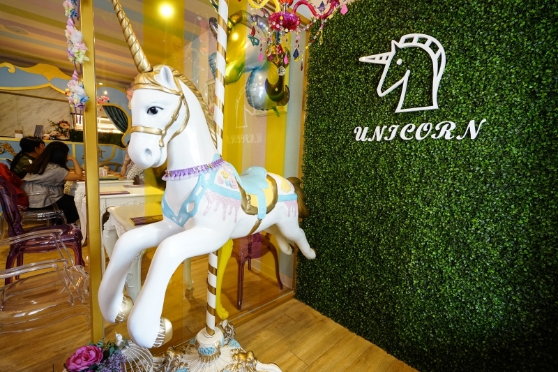 跳躍的宅男 - [花蓮美食]粉色系夢幻少女風超好拍 日式半熟蛋包飯推薦 自製彩虹千層蛋糕好吃又好看-Unicorn獨角獸洋食館