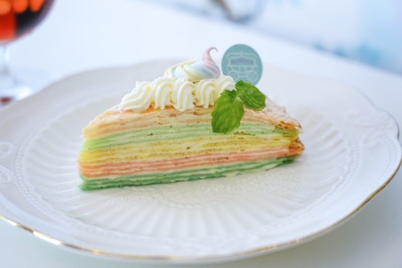 跳躍的宅男 - [花蓮美食]粉色系夢幻少女風超好拍 日式半熟蛋包飯推薦 自製彩虹千層蛋糕好吃又好看-Unicorn獨角獸洋食館