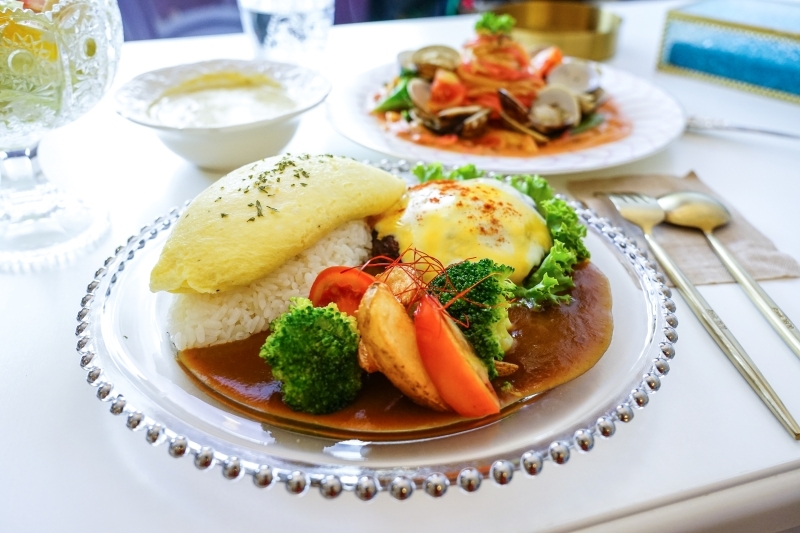 跳躍的宅男 - [花蓮美食]粉色系夢幻少女風超好拍 日式半熟蛋包飯推薦 自製彩虹千層蛋糕好吃又好看-Unicorn獨角獸洋食館
