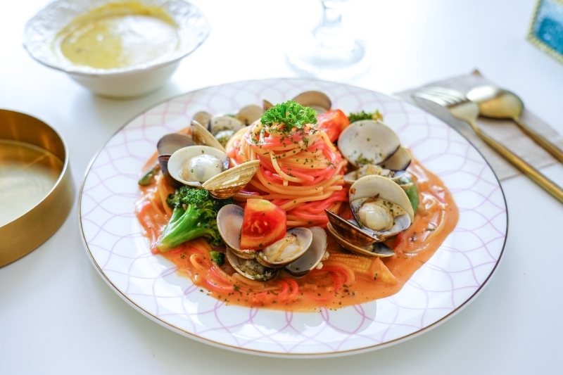 跳躍的宅男 - [花蓮美食]粉色系夢幻少女風超好拍 日式半熟蛋包飯推薦 自製彩虹千層蛋糕好吃又好看-Unicorn獨角獸洋食館