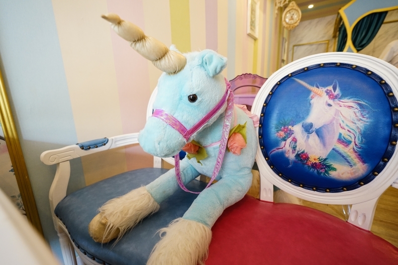 跳躍的宅男 - [花蓮美食]粉色系夢幻少女風超好拍 日式半熟蛋包飯推薦 自製彩虹千層蛋糕好吃又好看-Unicorn獨角獸洋食館