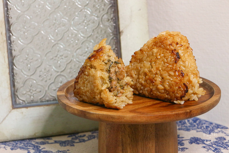 超商美食|台中知名台菜「有春茶館」x全家聯名新口味烤飯糰!將傳統經典台菜三杯雞、麻油雞化身鹹香Q的烤飯糰,飽滿內餡令人垂涎三尺