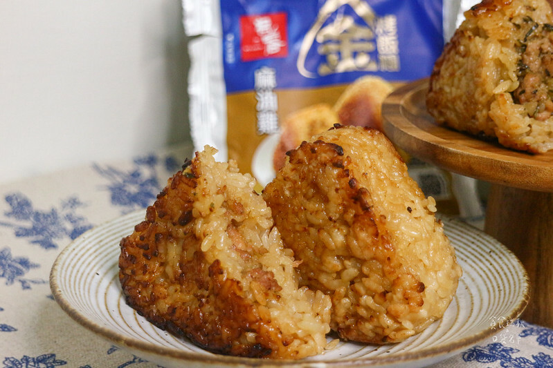超商美食|台中知名台菜「有春茶館」x全家聯名新口味烤飯糰!將傳統經典台菜三杯雞、麻油雞化身鹹香Q的烤飯糰,飽滿內餡令人垂涎三尺