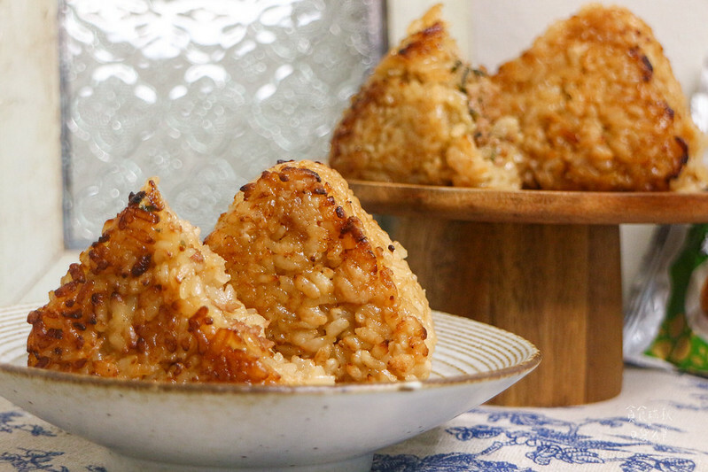 超商美食|台中知名台菜「有春茶館」x全家聯名新口味烤飯糰!將傳統經典台菜三杯雞、麻油雞化身鹹香Q的烤飯糰,飽滿內餡令人垂涎三尺