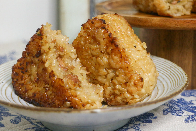 超商美食|台中知名台菜「有春茶館」x全家聯名新口味烤飯糰!將傳統經典台菜三杯雞、麻油雞化身鹹香Q的烤飯糰,飽滿內餡令人垂涎三尺