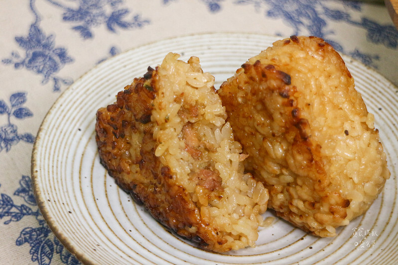 超商美食|台中知名台菜「有春茶館」x全家聯名新口味烤飯糰!將傳統經典台菜三杯雞、麻油雞化身鹹香Q的烤飯糰,飽滿內餡令人垂涎三尺