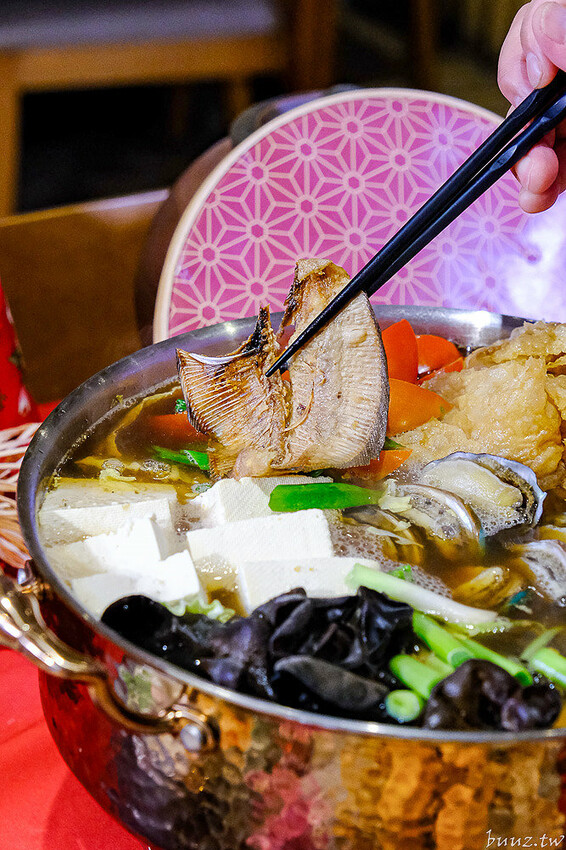 人氣茶館台味年菜組合，有春茶館燉全雞、發糕、麻油米糕道道經典，預訂享優惠再送台菜食譜！