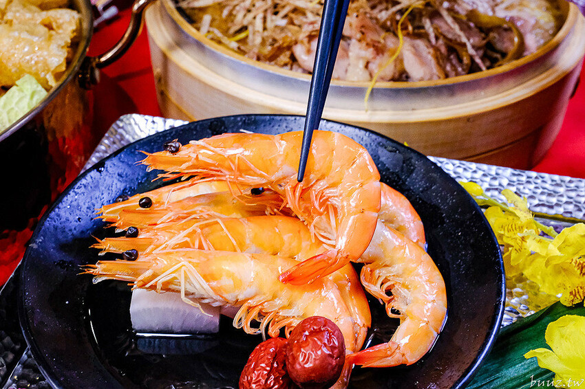 人氣茶館台味年菜組合，有春茶館燉全雞、發糕、麻油米糕道道經典，預訂享優惠再送台菜食譜！