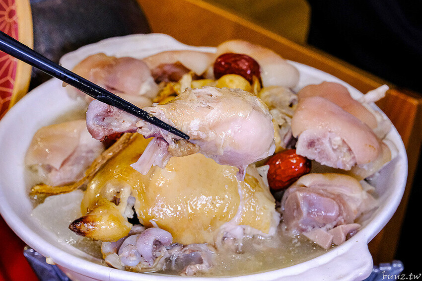 人氣茶館台味年菜組合，有春茶館燉全雞、發糕、麻油米糕道道經典，預訂享優惠再送台菜食譜！