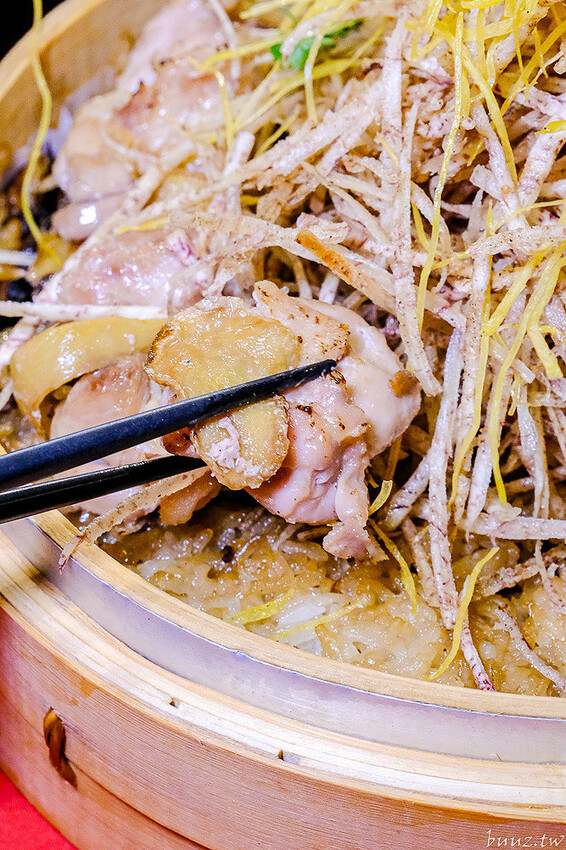 人氣茶館台味年菜組合，有春茶館燉全雞、發糕、麻油米糕道道經典，預訂享優惠再送台菜食譜！