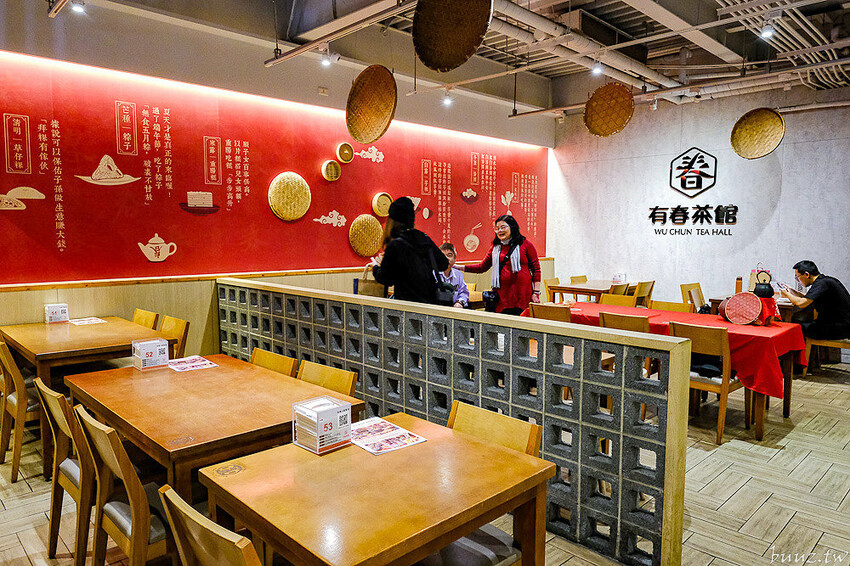 人氣茶館台味年菜組合，有春茶館燉全雞、發糕、麻油米糕道道經典，預訂享優惠再送台菜食譜！