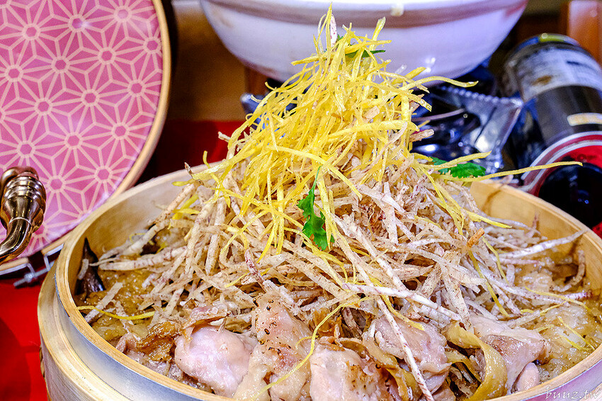 人氣茶館台味年菜組合，有春茶館燉全雞、發糕、麻油米糕道道經典，預訂享優惠再送台菜食譜！