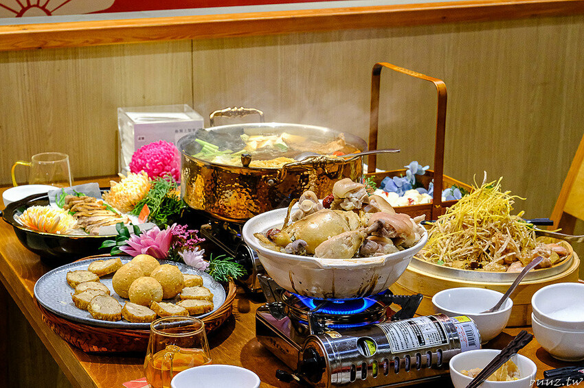 人氣茶館台味年菜組合，有春茶館燉全雞、發糕、麻油米糕道道經典，預訂享優惠再送台菜食譜！