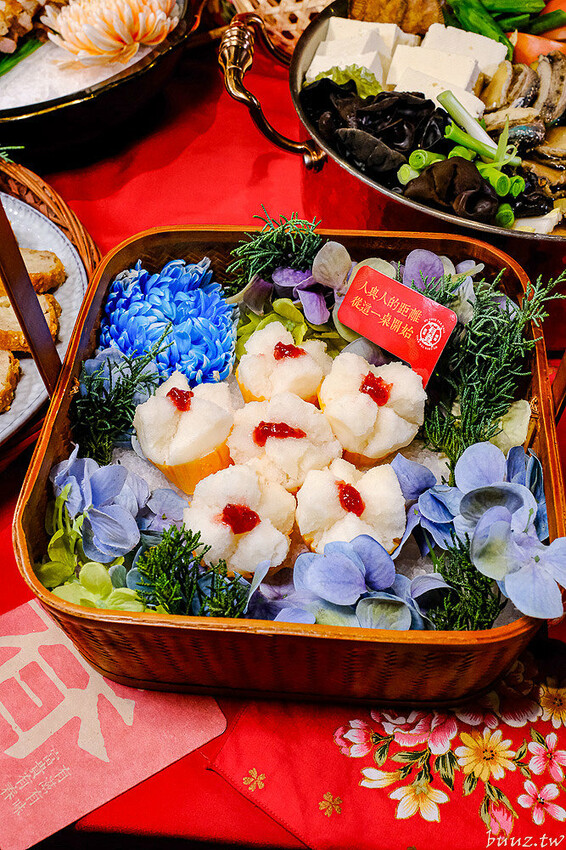 人氣茶館台味年菜組合，有春茶館燉全雞、發糕、麻油米糕道道經典，預訂享優惠再送台菜食譜！