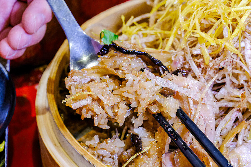 人氣茶館台味年菜組合，有春茶館燉全雞、發糕、麻油米糕道道經典，預訂享優惠再送台菜食譜！