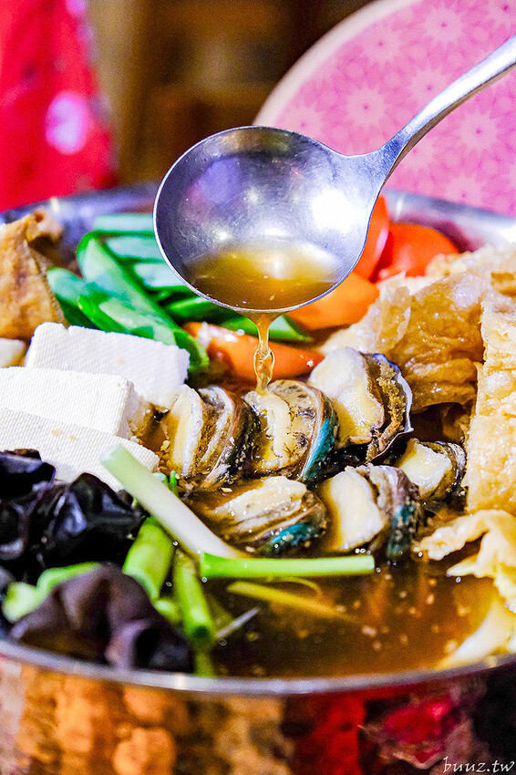人氣茶館台味年菜組合，有春茶館燉全雞、發糕、麻油米糕道道經典，預訂享優惠再送台菜食譜！