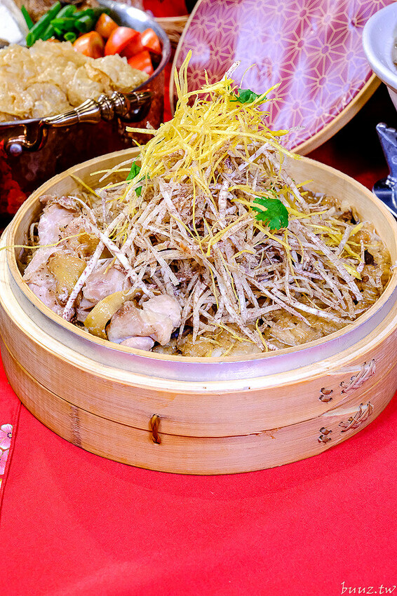 人氣茶館台味年菜組合，有春茶館燉全雞、發糕、麻油米糕道道經典，預訂享優惠再送台菜食譜！
