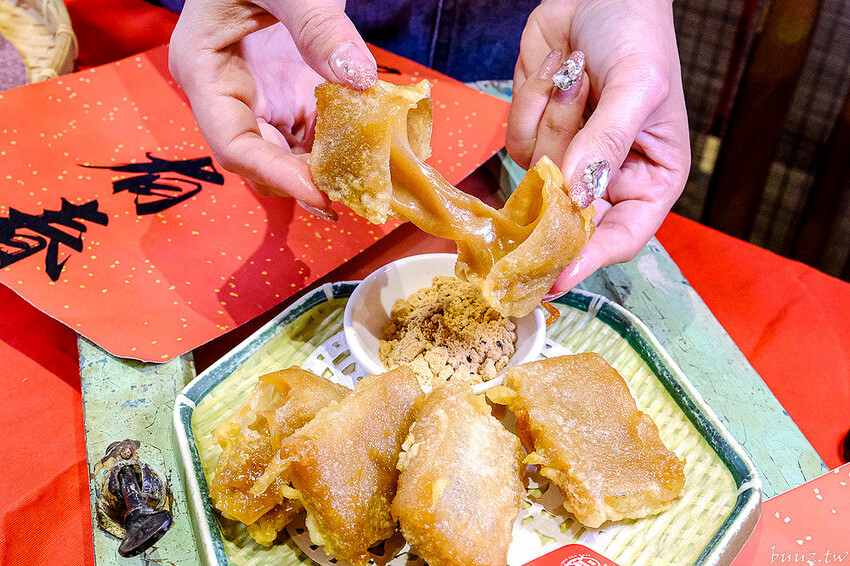人氣茶館台味年菜組合，有春茶館燉全雞、發糕、麻油米糕道道經典，預訂享優惠再送台菜食譜！