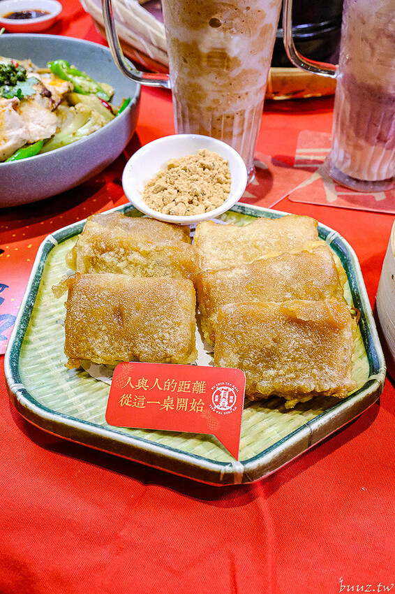 人氣茶館台味年菜組合，有春茶館燉全雞、發糕、麻油米糕道道經典，預訂享優惠再送台菜食譜！