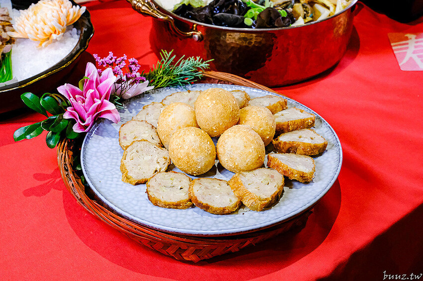 人氣茶館台味年菜組合，有春茶館燉全雞、發糕、麻油米糕道道經典，預訂享優惠再送台菜食譜！