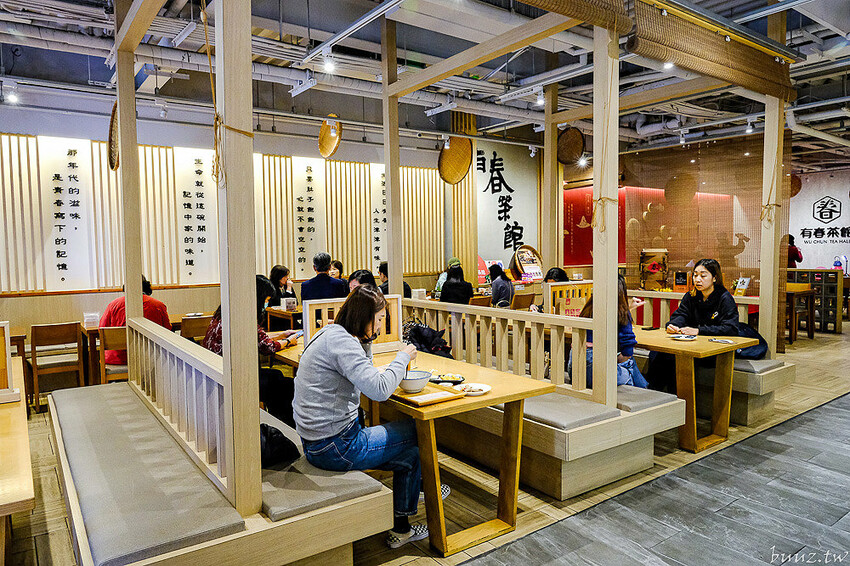 人氣茶館台味年菜組合，有春茶館燉全雞、發糕、麻油米糕道道經典，預訂享優惠再送台菜食譜！