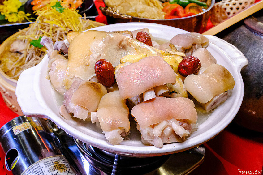 人氣茶館台味年菜組合，有春茶館燉全雞、發糕、麻油米糕道道經典，預訂享優惠再送台菜食譜！