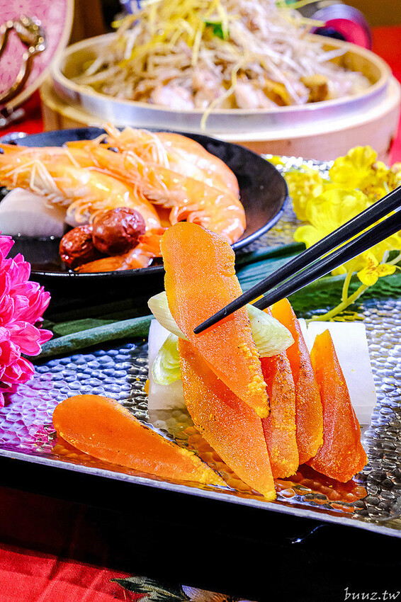 人氣茶館台味年菜組合，有春茶館燉全雞、發糕、麻油米糕道道經典，預訂享優惠再送台菜食譜！