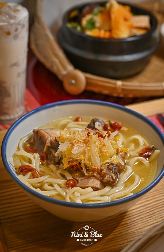 台中茶館推薦，麻辣臭豆腐魚鍋超帶勁、烏魚子麻糬有趣又好吃