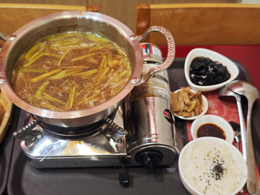 【台中最潮台味茶館】有春茶館TOP12必吃必喝推薦｜網美打卡甜點＋麻油雞鍋一次滿足 - 老爺爺與小老婆