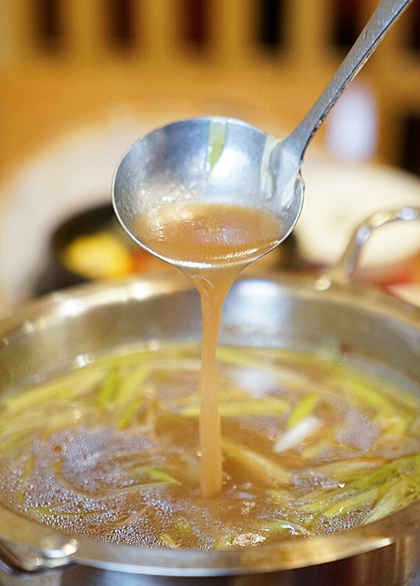 有春茶館2025全新改裝登場｜新菜單必吃經典麻油雞、蜜糖粳粽冰，復古茶館新美拍聖地！！
