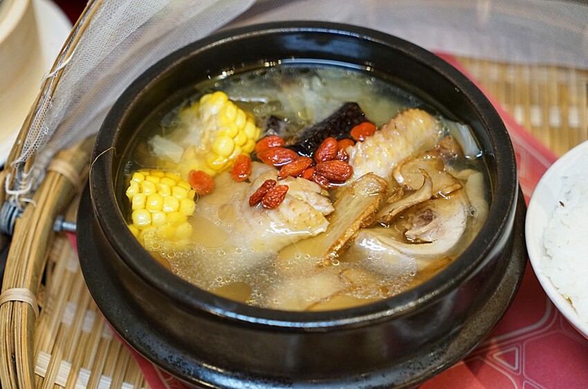 有春茶館2025全新改裝登場｜新菜單必吃經典麻油雞、蜜糖粳粽冰，復古茶館新美拍聖地！！