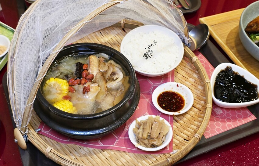 有春茶館2025全新改裝登場｜新菜單必吃經典麻油雞、蜜糖粳粽冰，復古茶館新美拍聖地！！