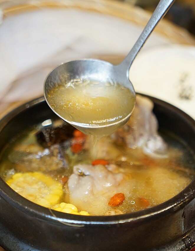 有春茶館2025全新改裝登場｜新菜單必吃經典麻油雞、蜜糖粳粽冰，復古茶館新美拍聖地！！