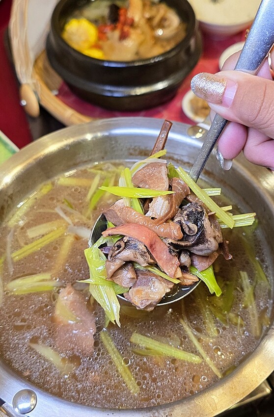 有春茶館2025全新改裝登場｜新菜單必吃經典麻油雞、蜜糖粳粽冰，復古茶館新美拍聖地！！