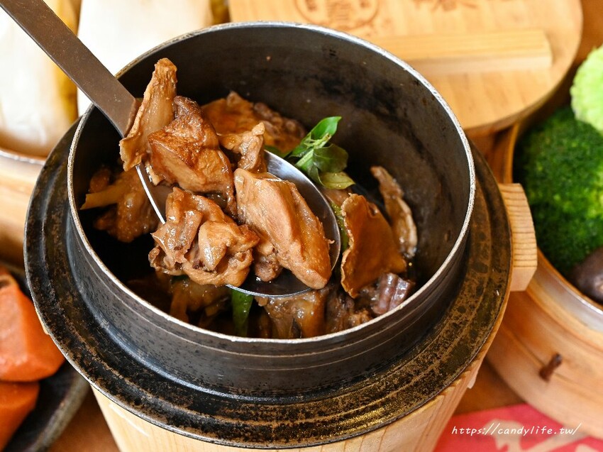 有春茶館｜台中特色茶館，餐點好吃又有創意，激推新品魚酥海鮮羹，湯匙一撈滿滿都是料～