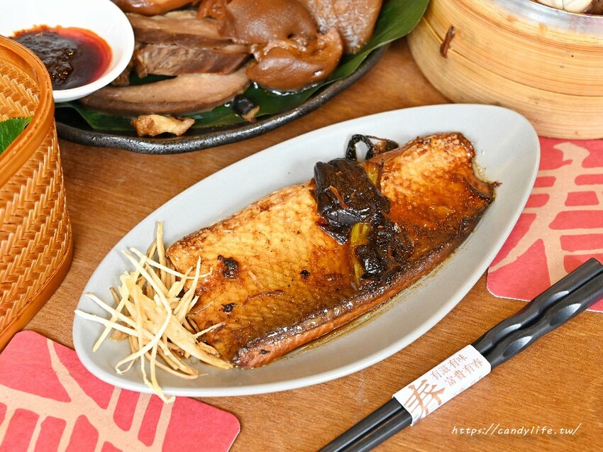 有春茶館｜台中特色茶館，餐點好吃又有創意，激推新品魚酥海鮮羹，湯匙一撈滿滿都是料～