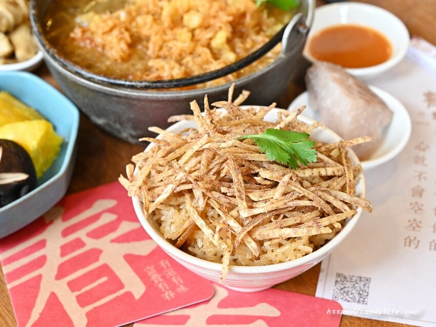 有春茶館｜台中特色茶館，餐點好吃又有創意，激推新品魚酥海鮮羹，湯匙一撈滿滿都是料～