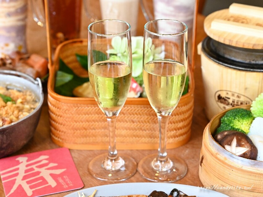 有春茶館｜台中特色茶館，餐點好吃又有創意，激推新品魚酥海鮮羹，湯匙一撈滿滿都是料～