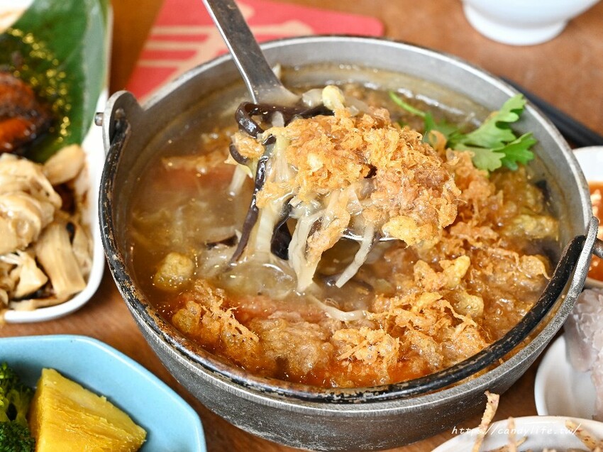 有春茶館｜台中特色茶館，餐點好吃又有創意，激推新品魚酥海鮮羹，湯匙一撈滿滿都是料～