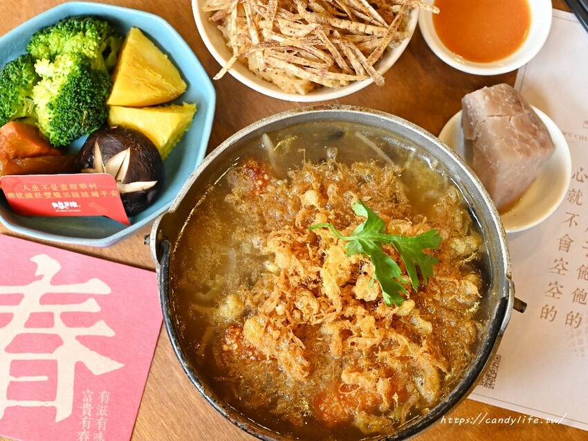 有春茶館｜台中特色茶館，餐點好吃又有創意，激推新品魚酥海鮮羹，湯匙一撈滿滿都是料～