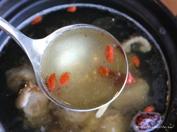 有春茶館(大墩店):台中美食│有春茶館大墩店〃裝潢充滿古色古香,餐點好吃,非常適合聚餐聊天的好所在~