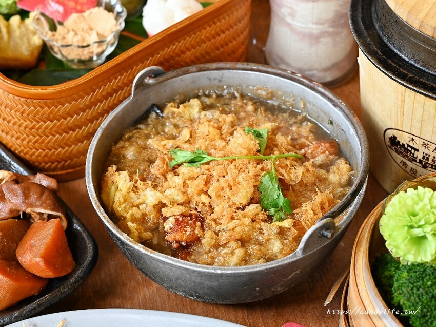 有春茶館｜台中特色茶館，餐點好吃又有創意，激推新品魚酥海鮮羹，湯匙一撈滿滿都是料～