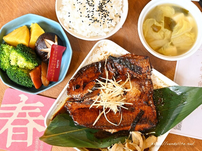 有春茶館｜台中特色茶館，餐點好吃又有創意，激推新品魚酥海鮮羹，湯匙一撈滿滿都是料～